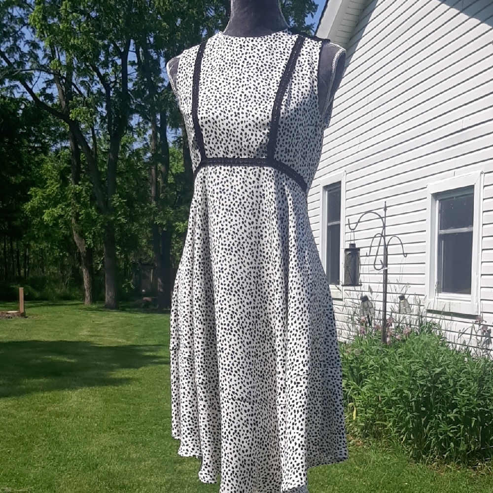 CUTE🖤Flattering Black/Off White Sleeveless A-Line Midi Dress Size M